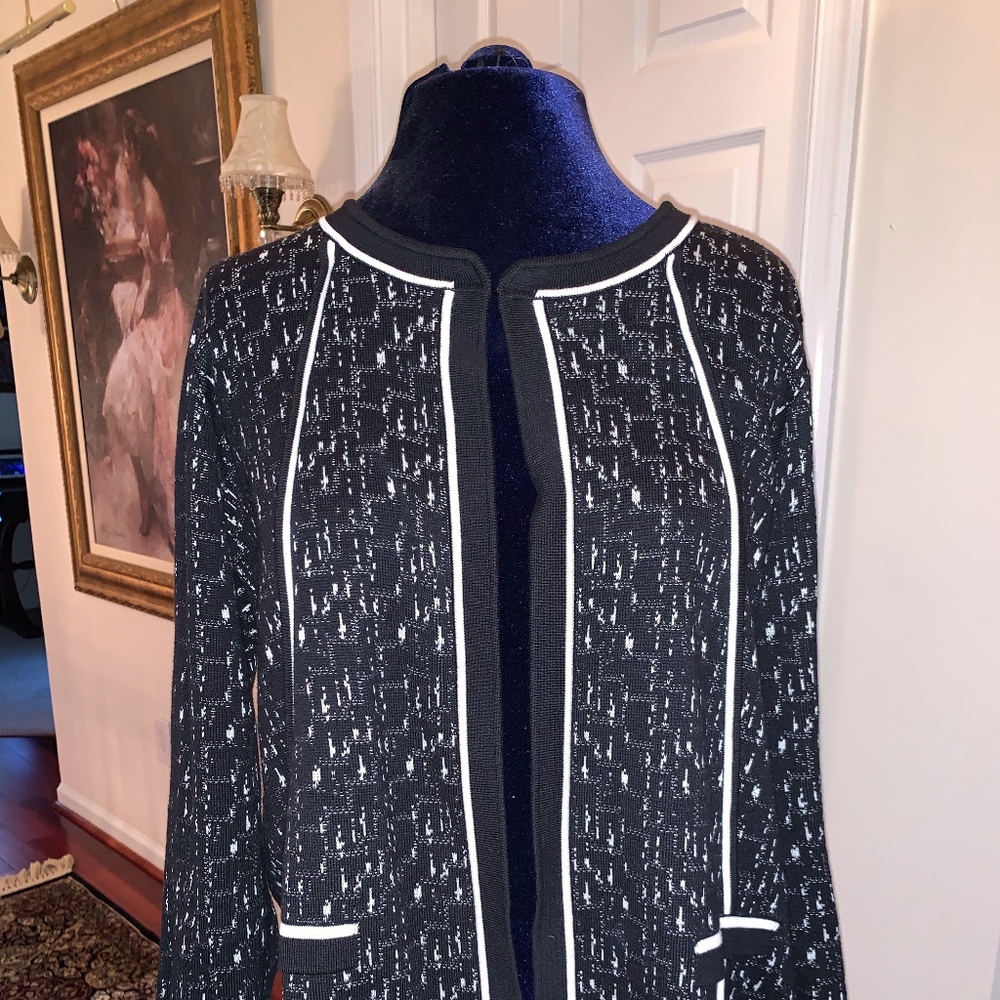 Beautiful slimming Jones Studio cardigan